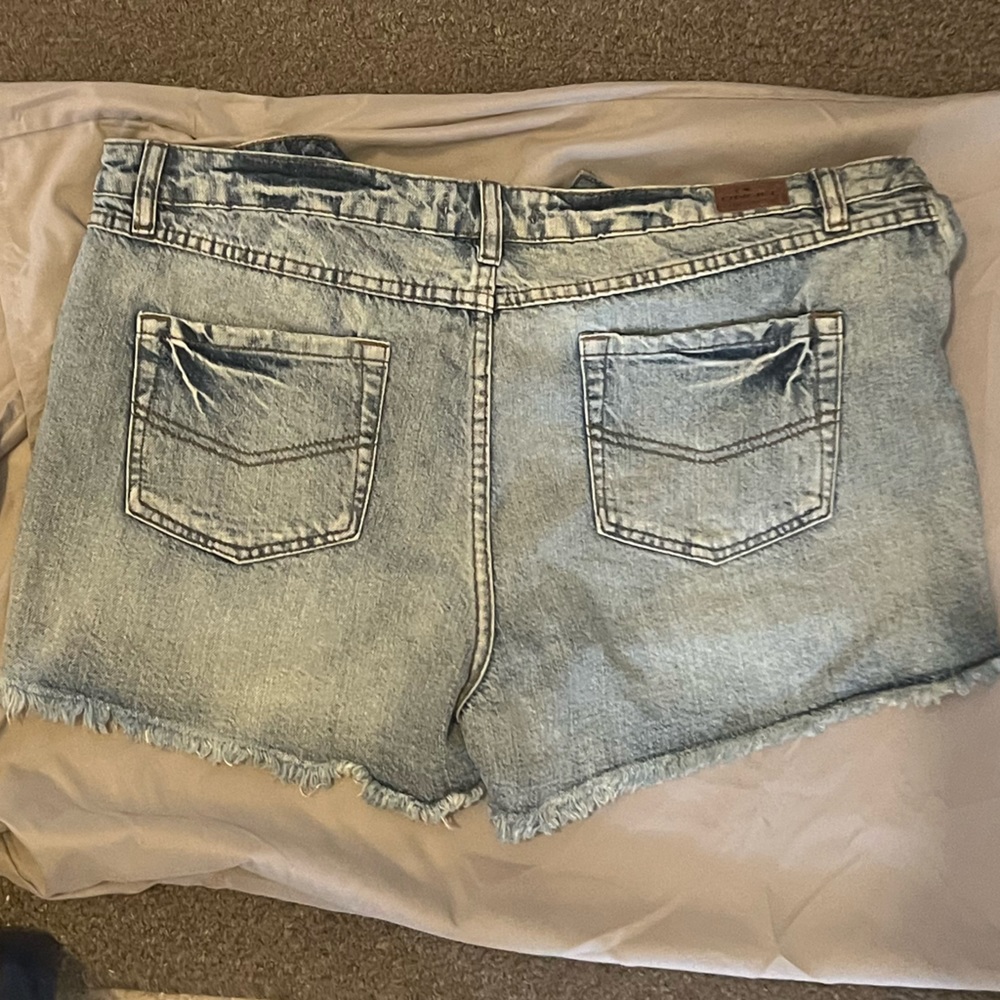 Distressed denim O’Neill jean shorts. New without tags. - Picture 2 of 6